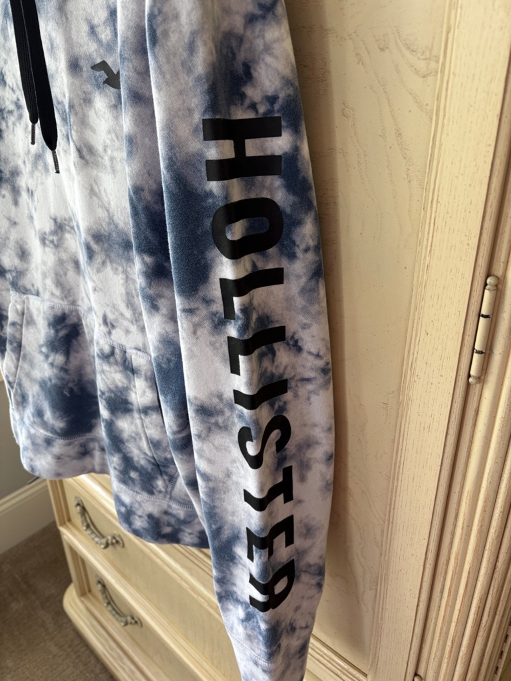 Hollister Men’s Blue and White Tie-Dye Crewneck Hoodie - Picture 4 of 7